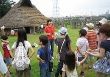 写真：史跡の案内をする様子