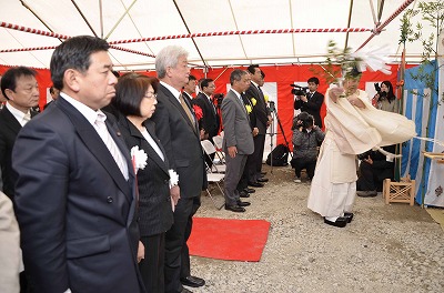 写真：発電所建設予定地にて工事の安全祈願の様子