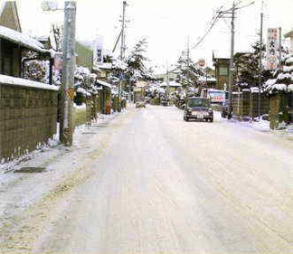 写真：融雪溝運用後の道路状況