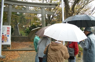 写真：古四王神社を見学している様子