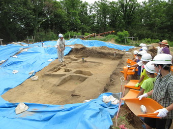 写真：発掘調査現場を見学している様子