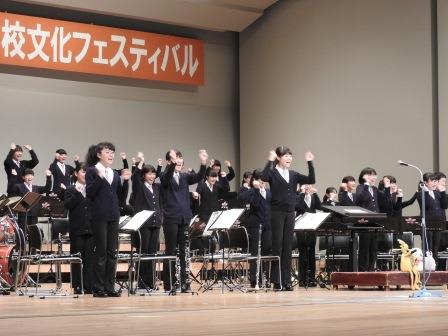 写真　吹奏楽演奏（桜中）