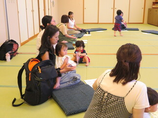 写真：9月10日活動風景・赤ちゃんはゆったり過ごしました