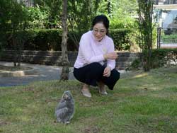 写真：シロフクロウのヒナとの記念撮影