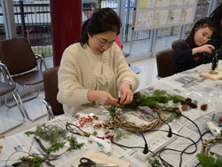 写真：高木名誉園長のリース作りの様子