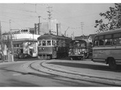 広小路を走る路面電車。路線バスと並んで走っています