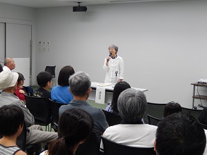 写真：土崎での空襲体験を語る伊藤さん