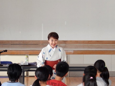 写真：平和の朗読会の様子（講話）