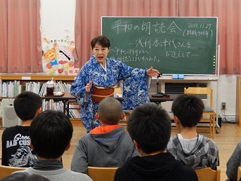 写真：平和の朗読会の様子（講和）