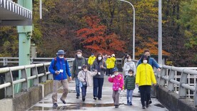 活動の様子：ダム散策