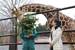 写真：キリンと記念撮影