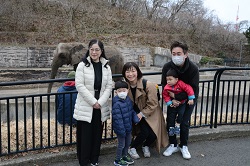 写真：ゾウと来園者と記念撮影