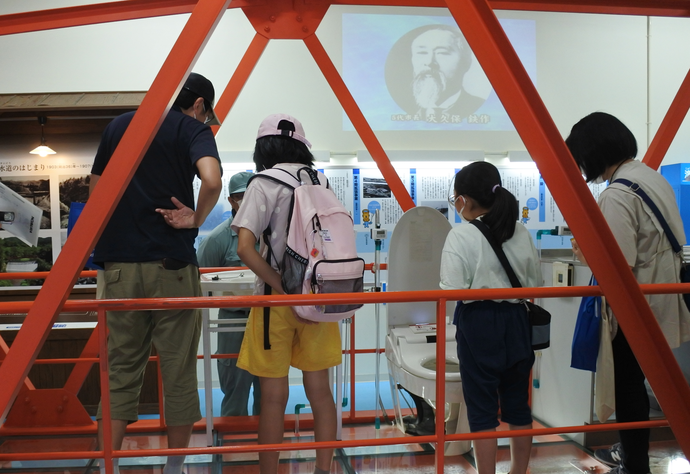 水の学習館見学の写真