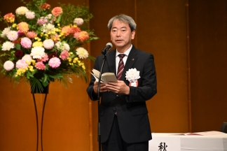 写真：秋田県知事の祝辞（秋田地域振興局長代読）