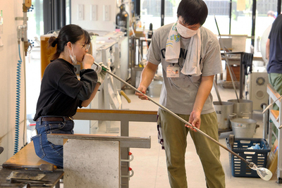 吹きガラス制作の体験の様子