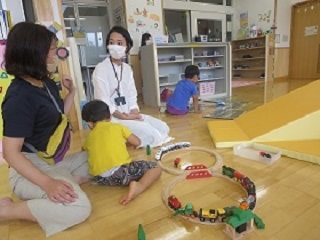 子育て支援施設での様子の画像