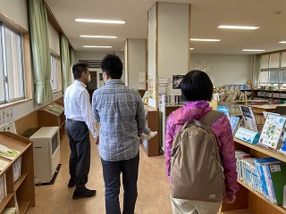 訪問した小学校での見学の様子の画像