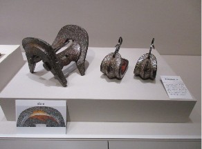 青貝猿猴蒔絵鞍・鐙の写真