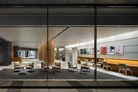 休憩スペースと情報コーナーの写真