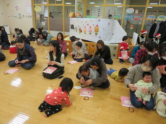 写真:12月18日活動風景・サンタさんのバッグを制作