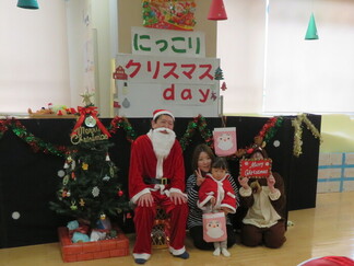 写真:12月18日活動風景・サンタさんと記念撮影