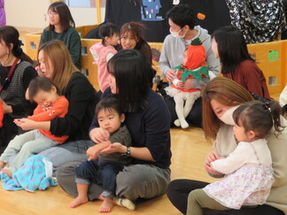 写真:10月30日活動風景・手遊び「いっぽんすじのオバケ」