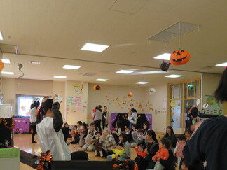写真:10月30日活動風景・ダンス「おばけのバケちゃま」