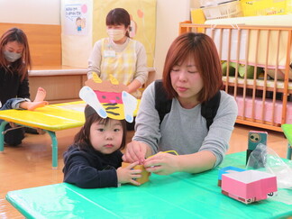 写真：1月29日活動風景・鬼のお面をかぶってみました。