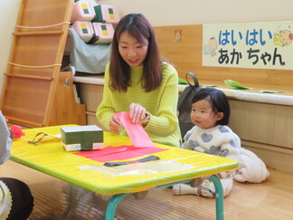 写真：12月4日活動風景・おはながみを丸めてサンタさんの服づくり