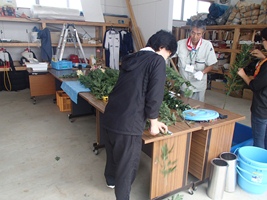 写真:輪菊調製作業