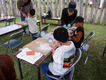 勾玉づくり体験