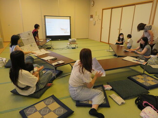写真：9月3日活動風景・新聞紙の活用術を実践