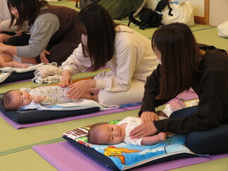 写真：11月26日活動風景・おなかのマッサージ