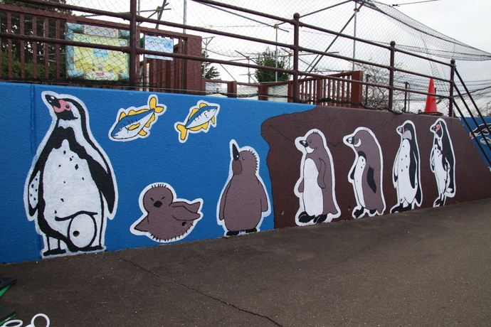 壁画「ペンギンの一生」