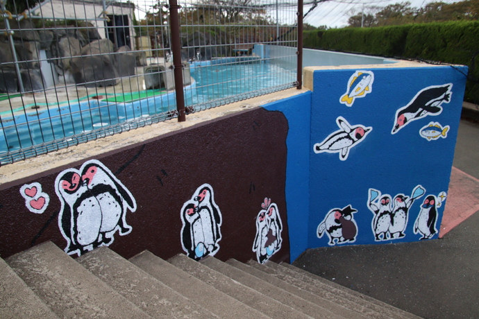 壁画「ペンギンの一生」