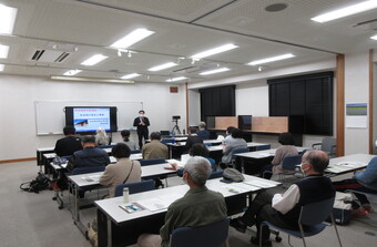 写真:秋田城について座学をうけている様子