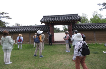 写真:東門近くで解説をうけている様子