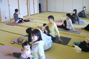 写真：ママヨガ