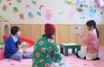写真：おはなしはっぴぃタイム
