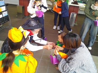 写真:ハロウィン〜英語であそぼう〜