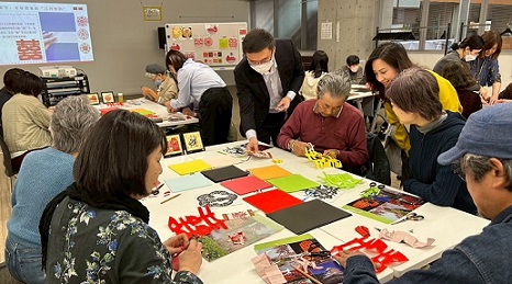 切り絵体験中の様子