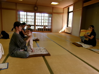 写真：ベビーマッサージの様子1