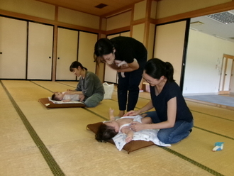 写真：ベビーマッサージの様子4