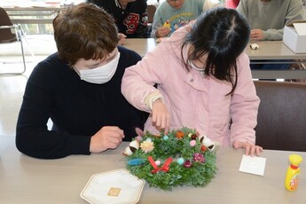 画像：クリスマスリース作り