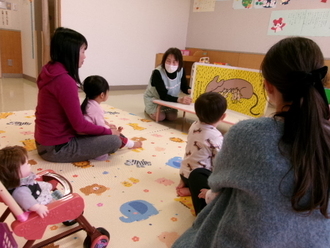 写真：読み聞かせの様子2