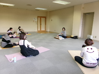 写真：チャイルドヨガの様子1