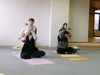 写真：チャイルドヨガの様子3