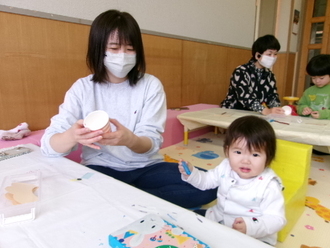 写真：クリスマスの飾りづくりの様子1