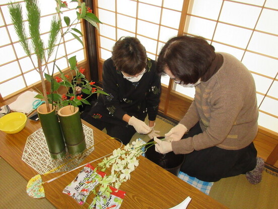 お正月花体験の様子